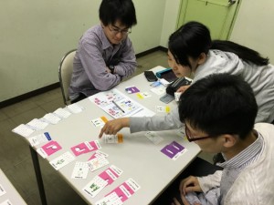 神奈川大学の3年生がゲームで就カツを体験中。途中からは自分たちで問題解決しながら進めていました。